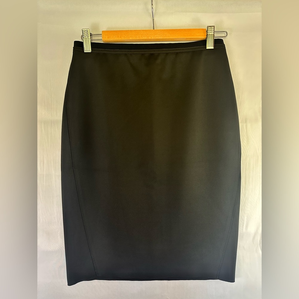 ✨ NWT Sleek Black Knee-Length Skirt with Elastic Waistband - Flattering Fit ✨